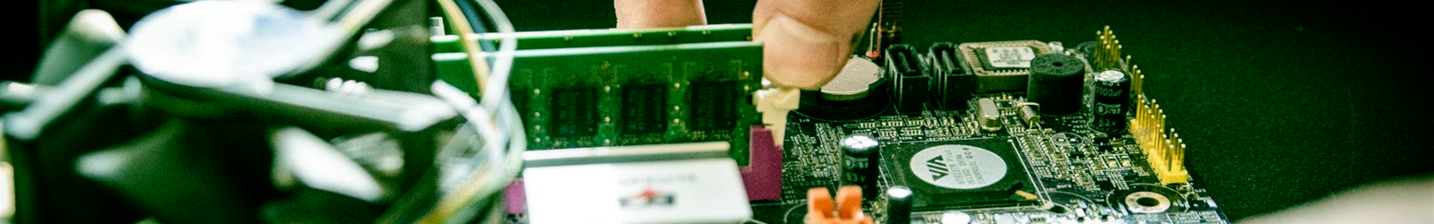 Zdjęcie przedstawiające serwisowanie komputera