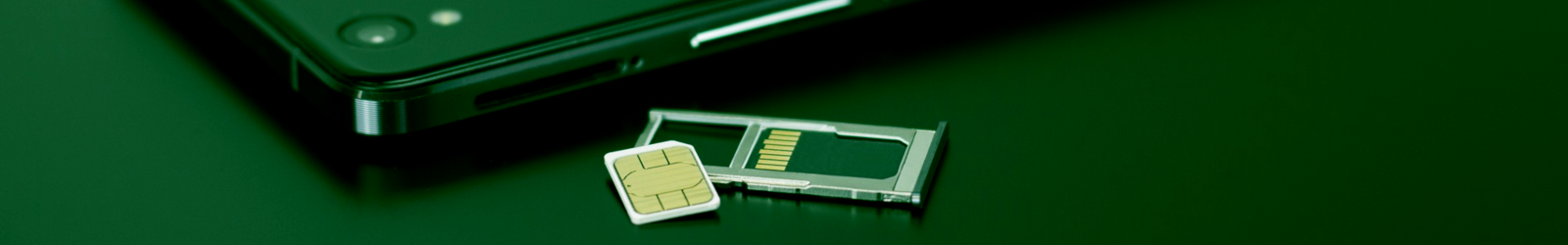 Zdjęcie przedstawiające smartfon z wyjętą tacką na kartę sim